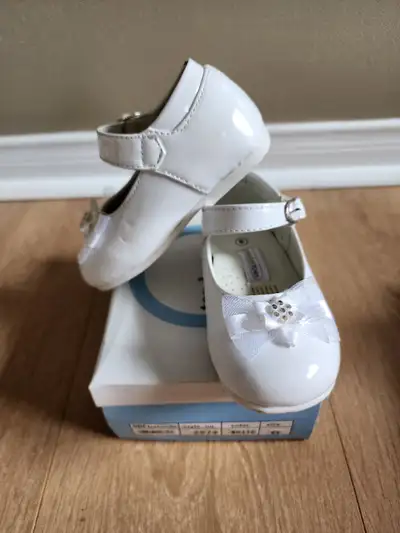 BNIB Kids Girls White Dress Shoes: - brand new in box, never worn. - toddler shoes size 4 **From a s...