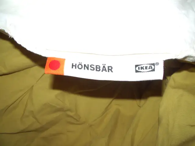 IKEA Honsbar Duvet w. Cover - Queen Size in Bedding in Hamilton - Image 3