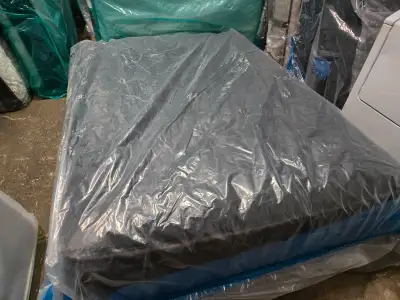 Plush Brand Name Queen Mattress for Sale Currently Retails around $2200 Comfort Guarantee Return Plu...