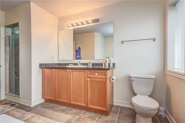 1 bright upstairs Master room- 3 min walk to UOIT in north Oshaw in Room Rentals & Roommates in Oshawa / Durham Region - Image 5