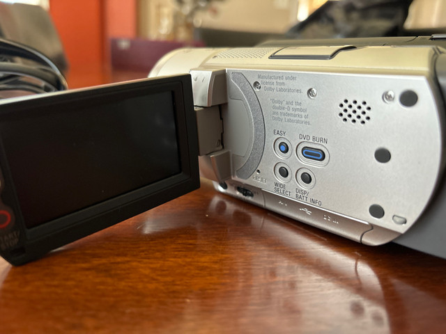 Sony DCR-SR100 Video Camera in Cameras & Camcorders in Muskoka - Image 3