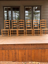 6 chaises en bois/6 wood chairs 