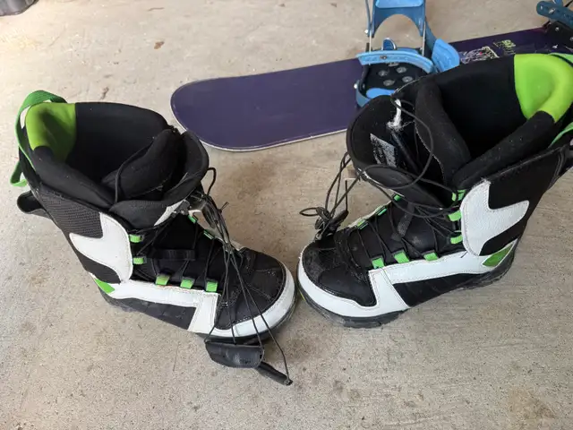 Sims Odyssey Snowboard with Fresh Bindings and Boots in Snowboard in Oakville / Halton Region - Image 4