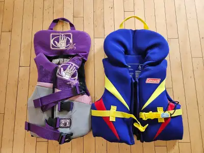Life jacket Coleman & Body Glove. See details in photos.