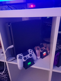 PS4 Includes 2 PS controllers and charging stand with 6 games