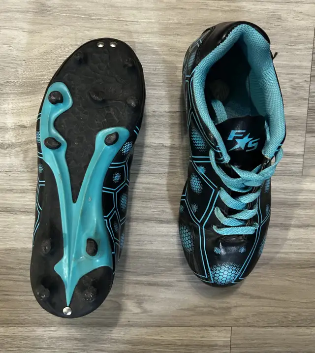 soulier de soccer enfant Gr. 2 in Soccer in West Island - Image 3