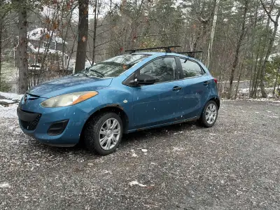 2011 Mazda 2 transmission manuelle, avec pneus d’été neuf, sur roues . Les pneus d’hiver qui sont in...