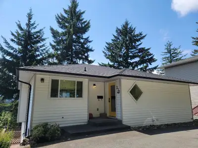 Upper 2 Bedroom Suite Overlooking Long Lake - Utilities Included