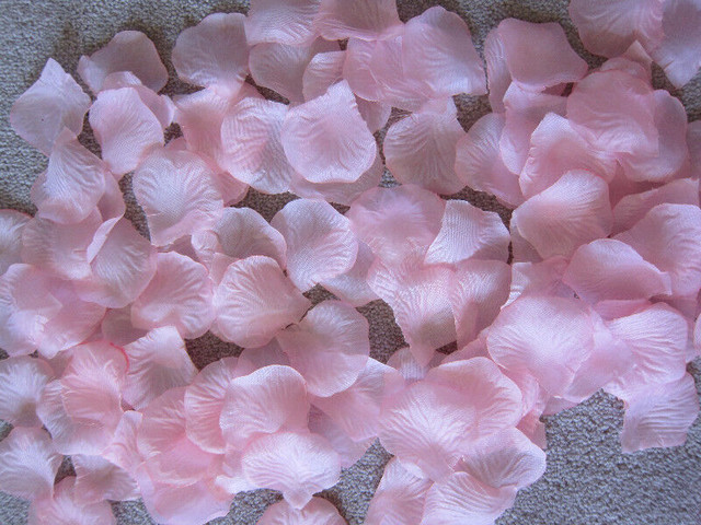 100 Affordable Fake Rose Petals in Hobbies & Crafts in Calgary - Image 2