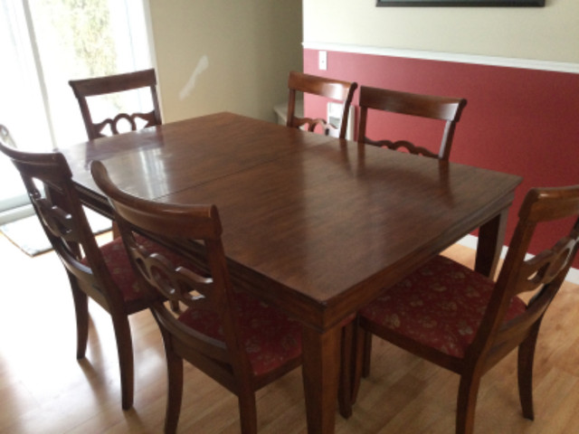Table en bois indonésien et chaises de cuisine dans Mobilier de salle à manger et cuisine  à Granby - Image 2