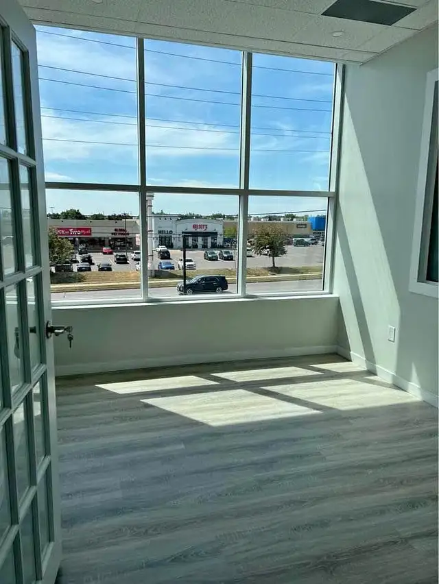 Shared Office/Treatment Room in Wellness Clinic in Commercial & Office Space for Rent in Mississauga / Peel Region - Image 5