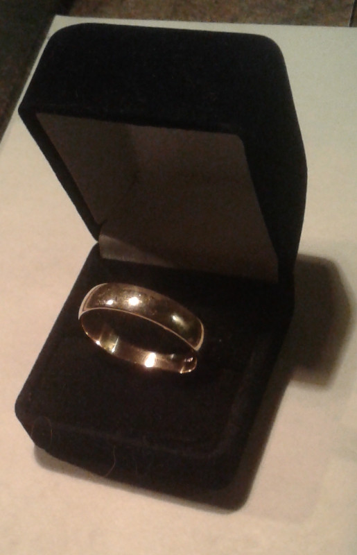 Mens 14k 7gm gold wedding band in Jewellery & Watches in Whitehorse - Image 2