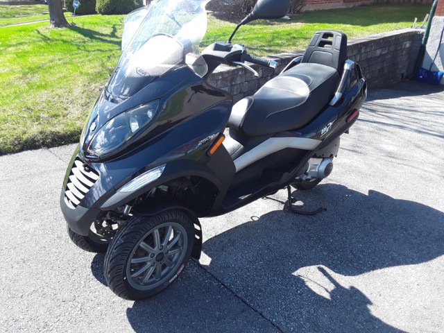 PIAGGIO MP3 250cc 2007, COMME NEUF,LIKE NEW, $2300 in Scooters & Pocket Bikes in West Island