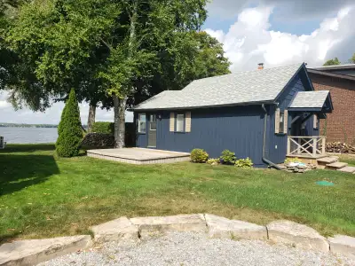 Recently Renovated Waterfront Cottage + Loft!