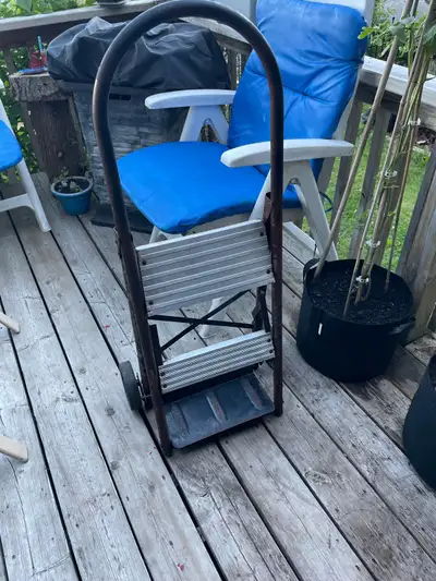 Move items with ease using this sturdy step climber hand truck. This handy tool is perfect for navig...