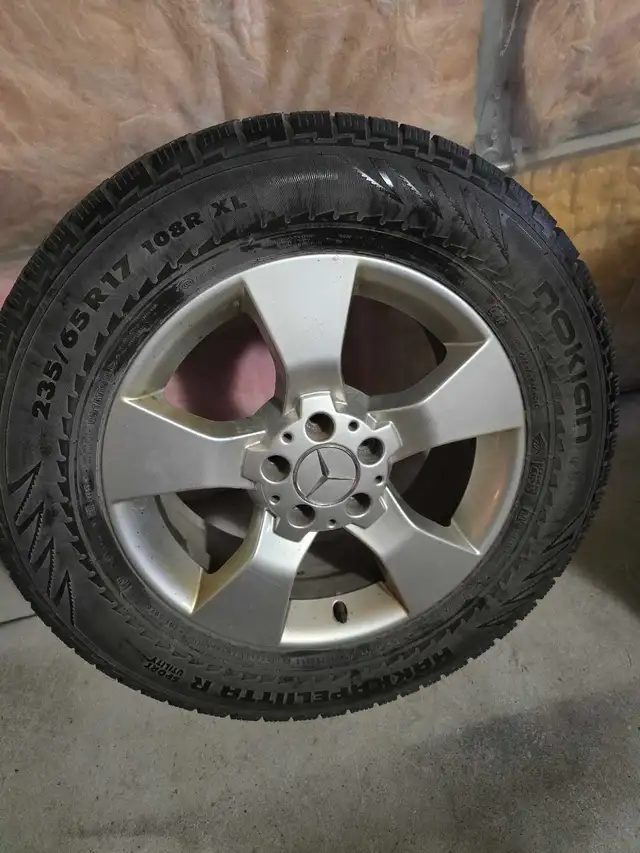 Pneus d'hiver 235/65R17 sur Mag originaux Mercedes in Tires & Rims in Laval / North Shore - Image 3