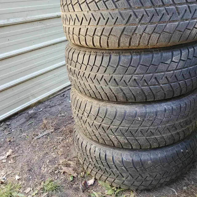 4 Michelin 225/65 R 17 Tires on 6 bolt Uplander rims. in Tires & Rims in Markham / York Region - Image 3