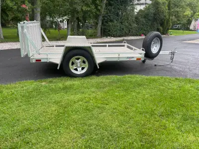 In excellent condition, barley used, stored indoors, all aluminum, torsion suspension with one tonn...