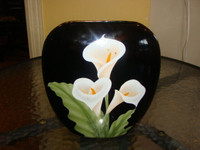 Très beau vase à fleurs en porcelaine de couleur noir,