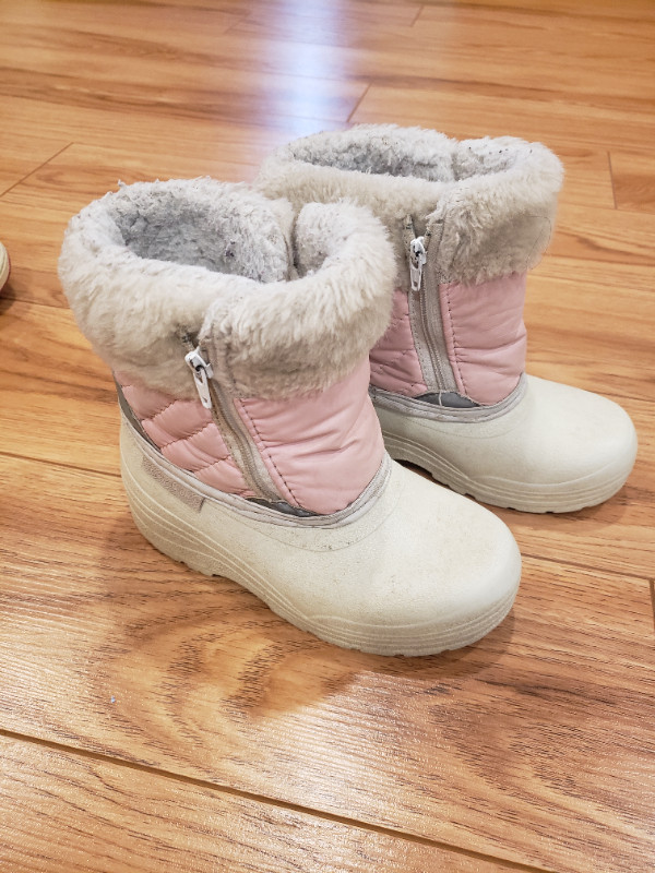 Girl's Winter Boots toddler size 9 in great used condition in Clothing - 4T in Winnipeg - Image 3