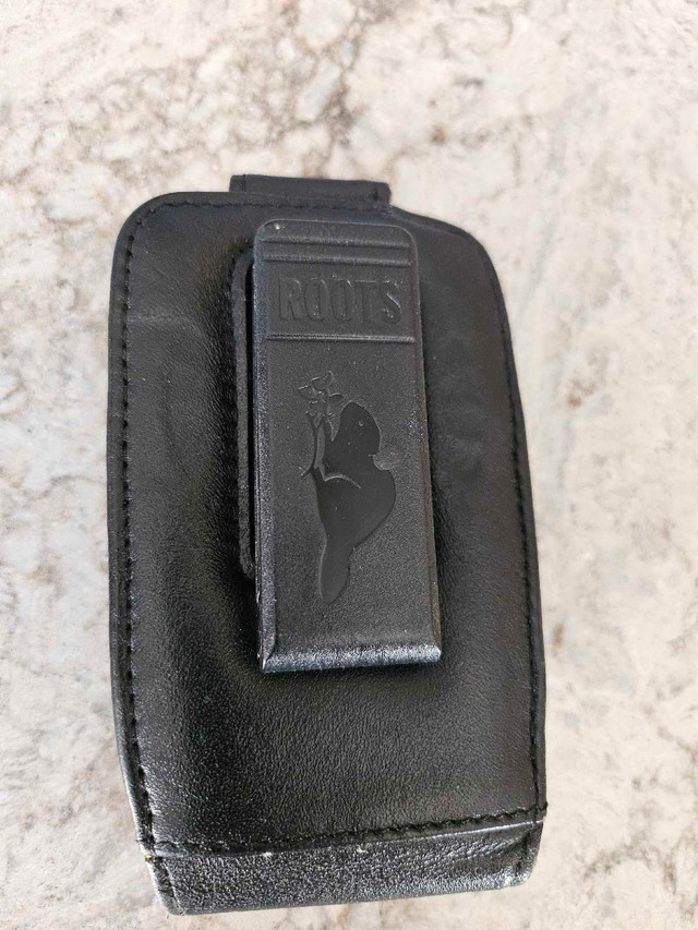 Roots Leather Cell Phone Holder in Free Stuff in Oshawa / Durham Region - Image 2