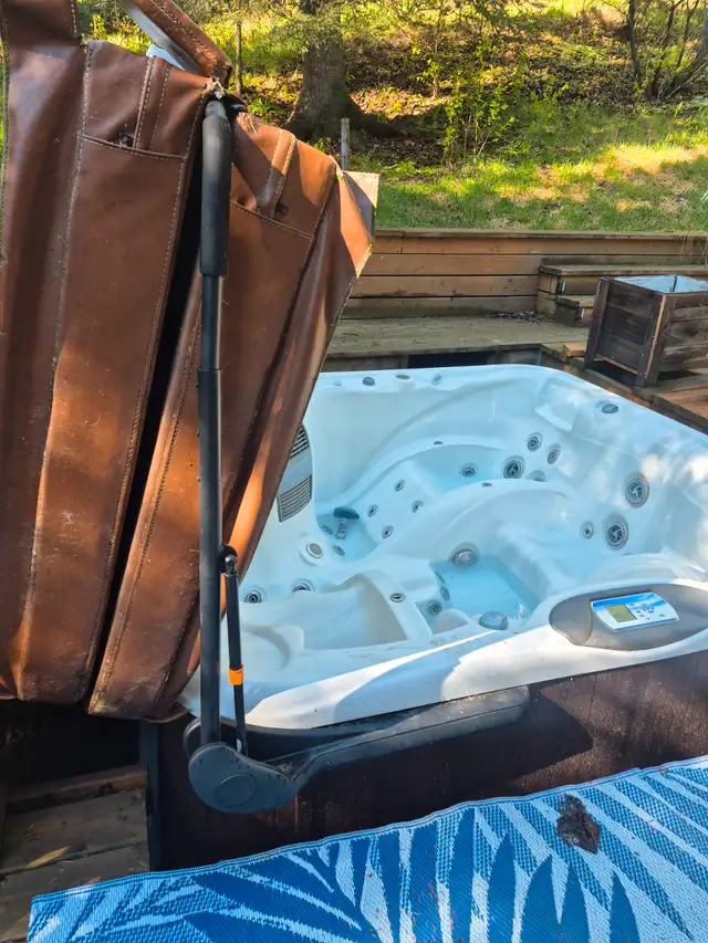 Hot tub for sale in Hot Tubs & Pools in Red Deer - Image 4