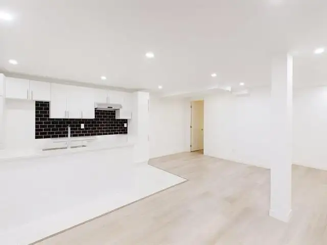 4 1/2 grand rénové in Long Term Rentals in City of Montréal - Image 3