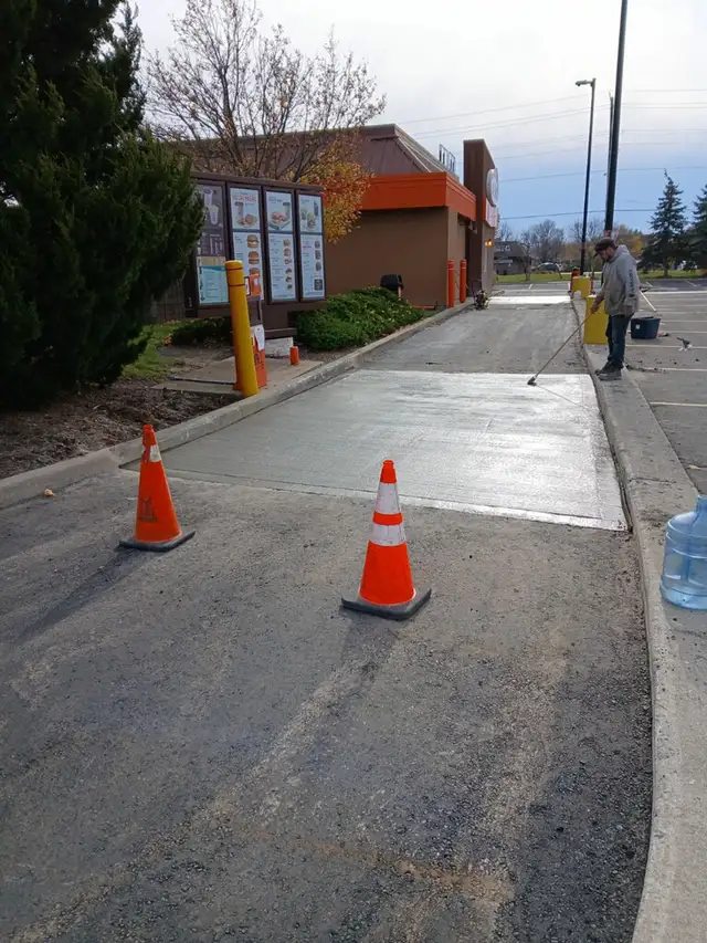 Parking Lot Sealing, Paving, Parking Lot Repair in Interlock, Paving & Driveways in Mississauga / Peel Region - Image 5