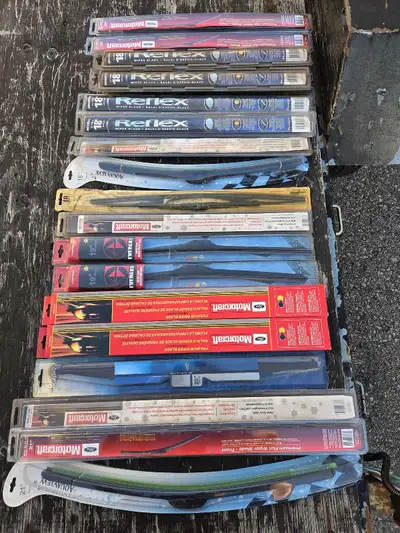 Lot de 16 essui glace pour voiture d une longueur de 18po, 19po, 20po, 21po. Ils sont neuf. Il y en...