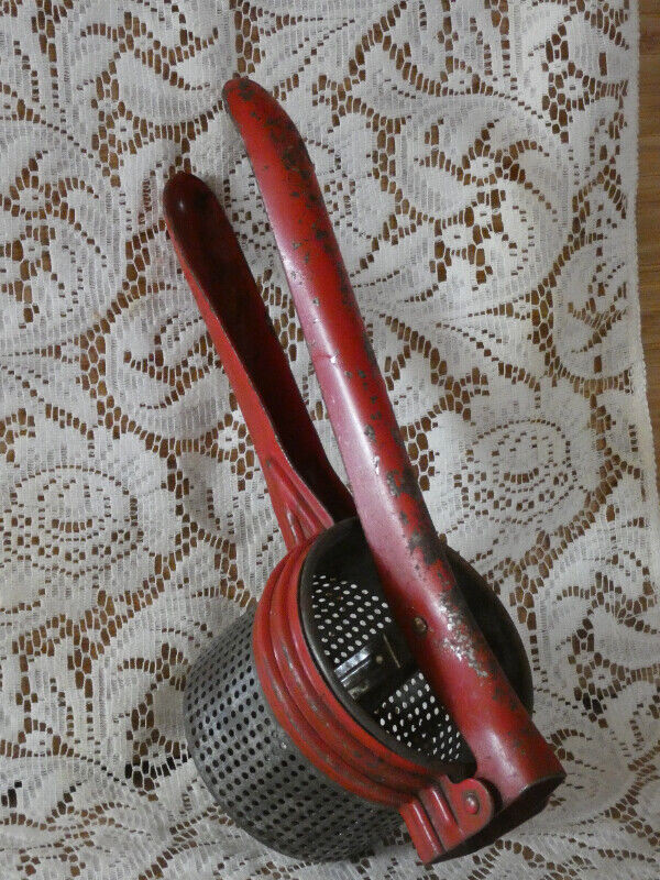 Vintage masher/juicer, potato ricer, apple grater in Arts & Collectibles in St. Catharines - Image 4