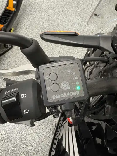 Like new 2022 CB300r 193 kms Lady owned driven Upgrades: - Heated hand warmers - Windsheild - engine...