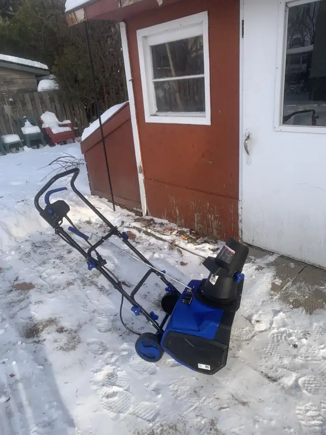 $100.00 Souffleuse à neige Snow Joe in Snowblowers in West Island - Image 4