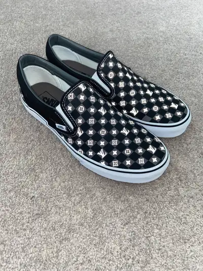 Worn just the one time. Some dirt on the white at the back of the shoe and around the bottom of sole...