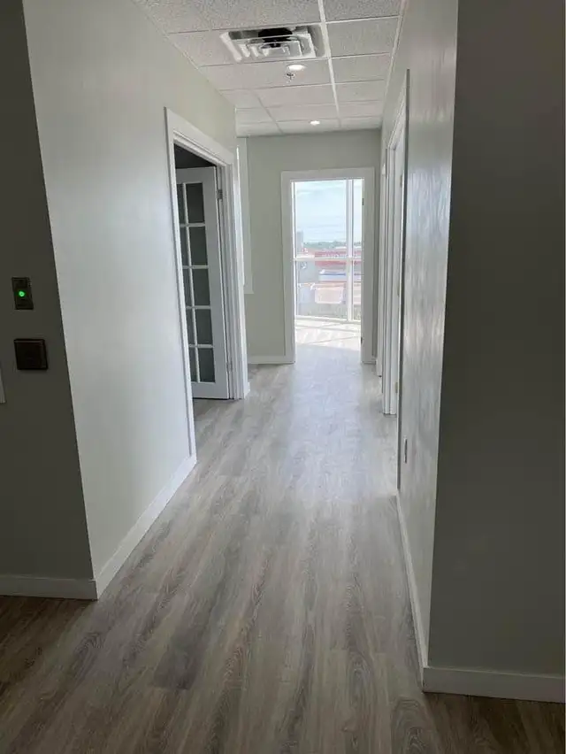 Shared Office/Treatment Room in Wellness Clinic in Commercial & Office Space for Rent in Mississauga / Peel Region - Image 4