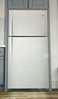 WHIRLPOOL 30” W Top Freezer Refrigerator Stainless Like New $460