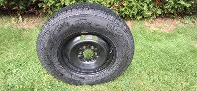 Ensemble complet de pneus d'hiver et de jantes acheté neuf en octobre 2025 était sur un F150. Excell...