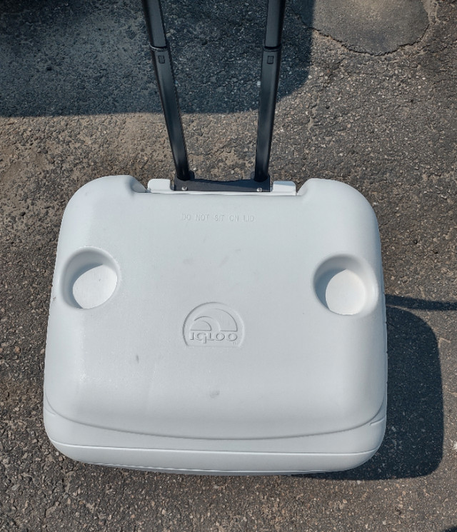 Igloo wheeled cooler in Fishing, Camping & Outdoors in Renfrew - Image 3