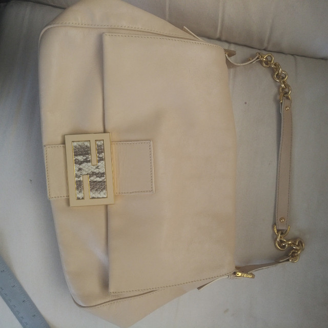 Authentic FENDI Leather Purse Gold Chain Hand Bag Sac Cuir Or dans Femmes - Sacs et portefeuilles  à Ville de Montréal - Image 2