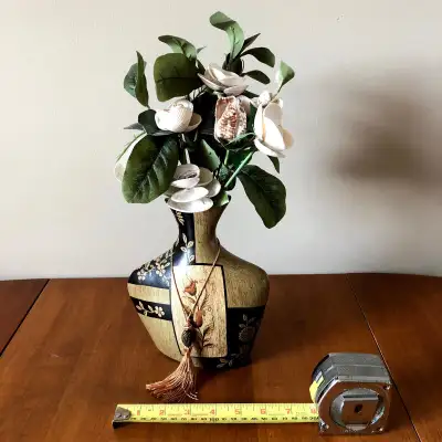 Hand-made seashell decor / Vase de coquillages fait à la main, View more