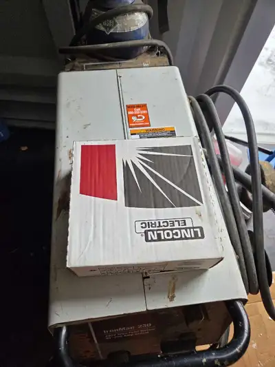 230 mig welder with gas goes with it new box of w ire and tips for stinner Con tact 780 234 4597 tex...