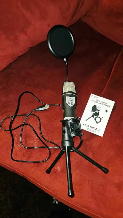 Record crystal-clear audio with this eYotto condenser microphone, perfect for podcasting, streaming,...