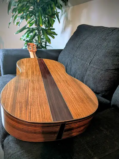 *Aucun échange.* *La guitare sera disponible dans les secteurs de Montréal/Terrebonne, à partir du 1...