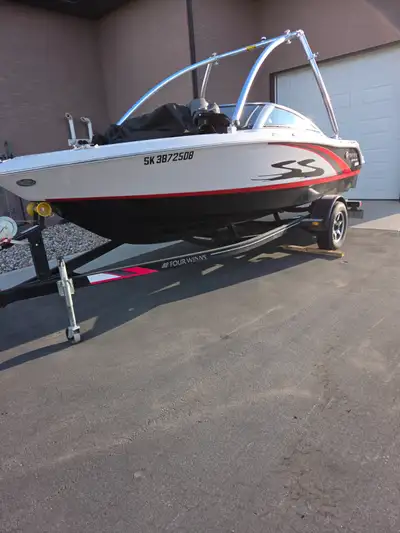 2013 Four Winns 18ft - 4.3L V6 MinnKota Trolling Motor- Wake Tower - Fish Finder Very nice Boat $29,...