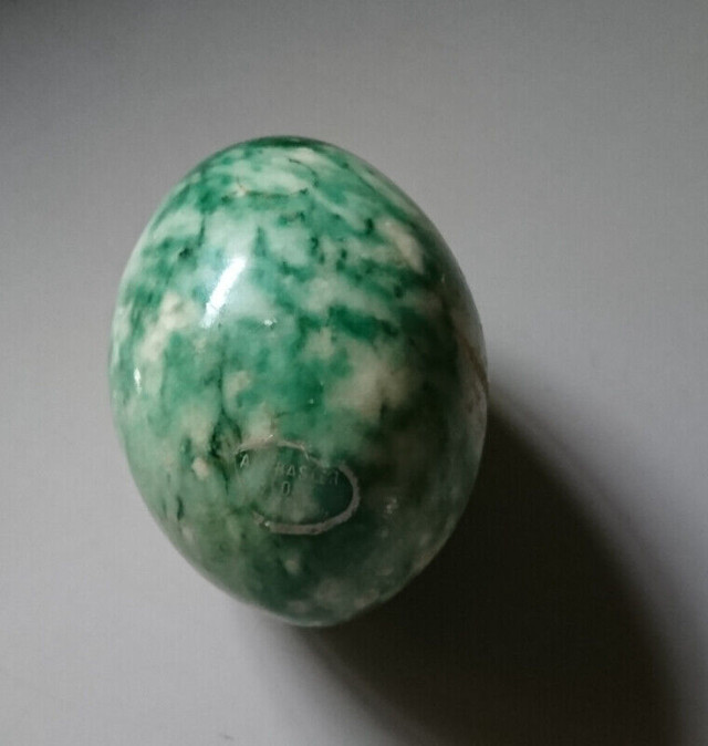 Vintage Hand Carved Green and White  Alabaster Stone Egg in Arts & Collectibles in Oshawa / Durham Region - Image 3