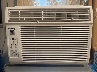 Je vends un climatiseur de fenêtre Danby de 12 000 BTU en bon état, idéal pour rafraîchir efficaceme...