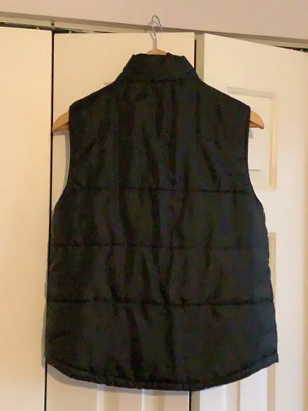 Kids unisex reversible black padded vest top size 10/12. in Kids & Youth in Vernon - Image 3