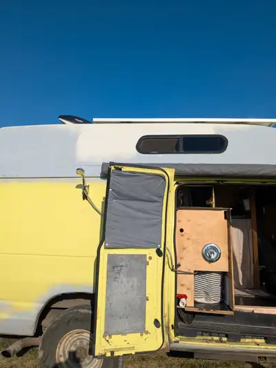 Van aménagée Ford E350 allongée (19 pieds) à toit haut (6 pieds 2 de hauteur intérieure) à vendre. -...