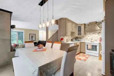 Beau logement 4 1/2 sur 2 étages avec 2 salles de bain et balcon