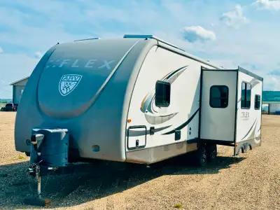 FOR SALE – 2014 FLEX BY AUGUSTA 29ft BUMPER PULL TRAILER Located in Dawson Creek, BC Call: 2 5 0-7 8...