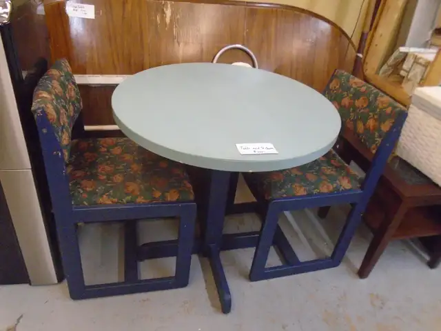 Small table and 2 chairs in Dining Tables & Sets in Annapolis Valley - Image 2